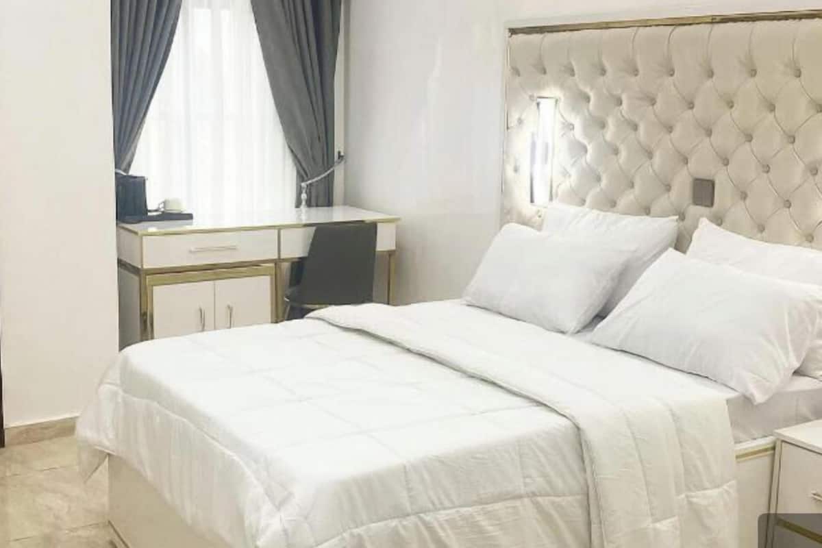Chambre classique, vue sur la ville | 1 chambre, bureau, espace de travail pour ordinateurs portables