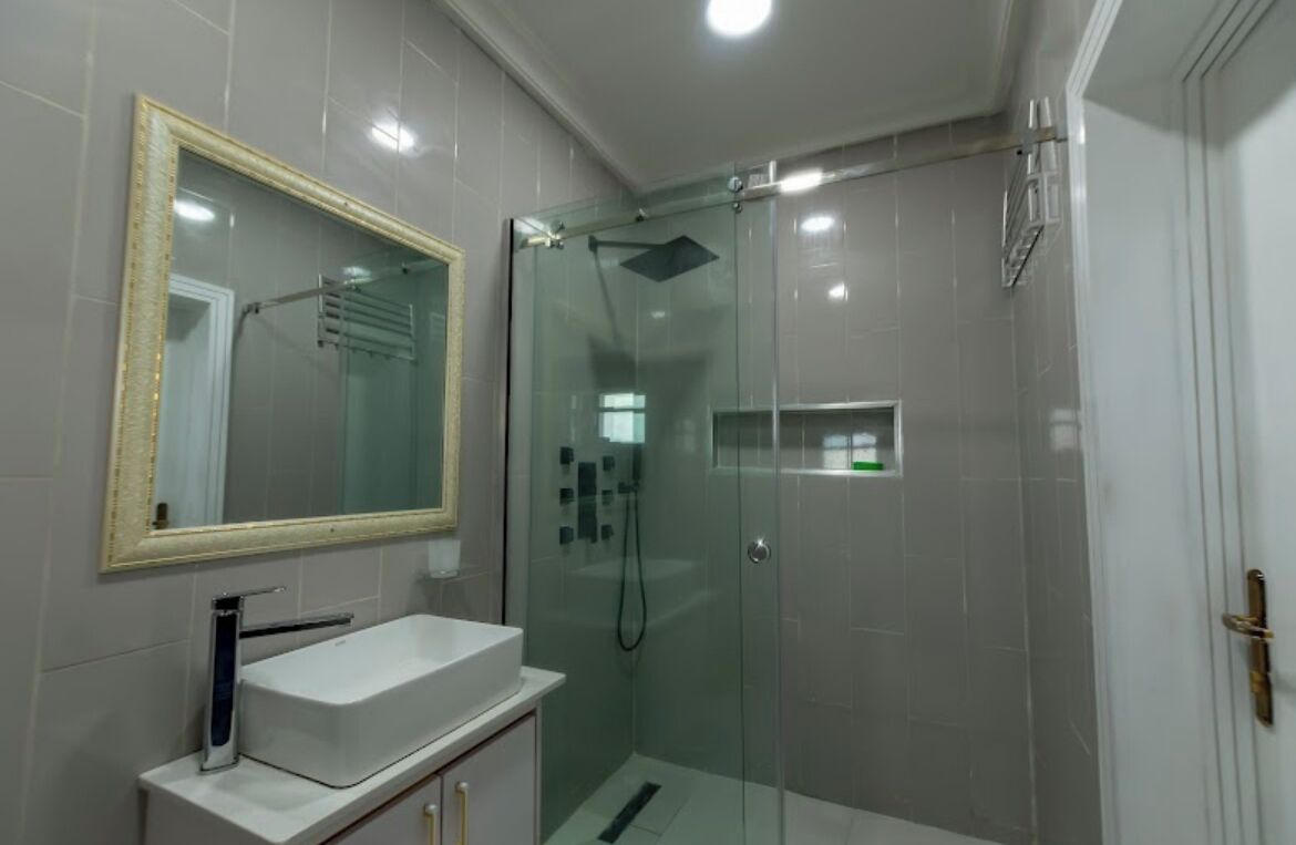 Classic Room, City View | Bathroom | Towels, soap, shampoo, toilet paper