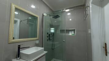 Classic Room, City View | Bathroom | Towels, soap, shampoo, toilet paper