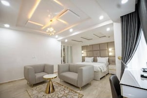 Escritorio, espacio para trabajar con laptop y wifi gratis 