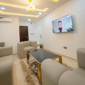 مكتب ومساحة عمل للكمبيوتر المحمول وواي فاي مجانًا