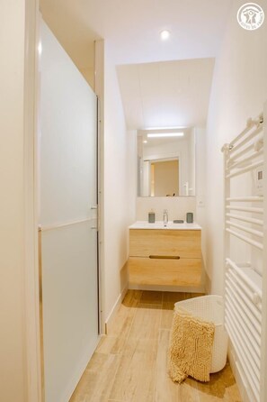 Douche, serviettes fournies