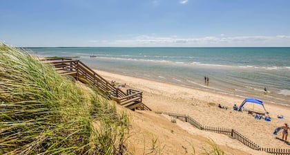 Minutes to bayside beaches!