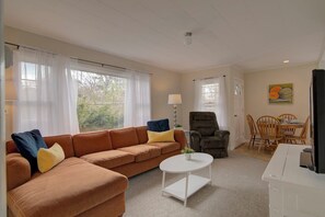 テレビ、暖炉、書斎 / ワークスペース