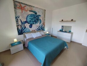 1 bedroom, bed sheets - 3 min walk to Award Winning Beaches! (Marina di Santa Maria del Cedro)