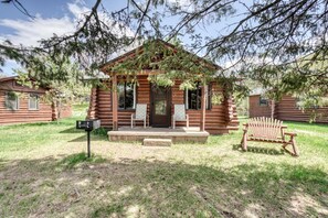 Cabin 3 | Terrace/patio - Edgewater Resort (Iron Mountain)