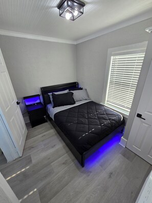 2 soverom, skrivebord, strykejern/-brett og wi-fi (inkludert)