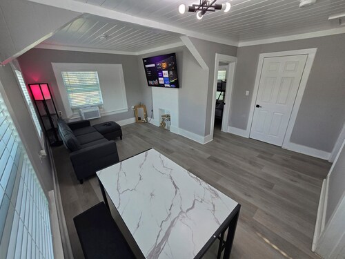 Newly renovated modern apartment near the ocean and minutes from downtown WPB