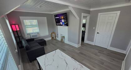 Newly renovated modern apartment near the ocean and minutes from downtown WPB