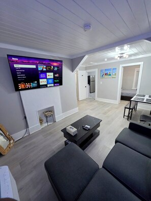 2 habitaciones, escritorio, tabla de planchar con plancha y wifi gratis 