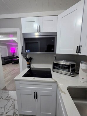 Refrigerador, microondas, horno, placa de cocina