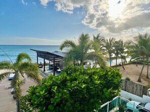 Property grounds - Immerse yourself in the coastal serenity of our oceanfront apartment. (Juan Dolio)