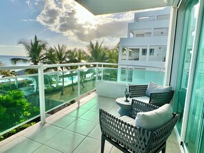 Property grounds - Immerse yourself in the coastal serenity of our oceanfront apartment. (Juan Dolio)