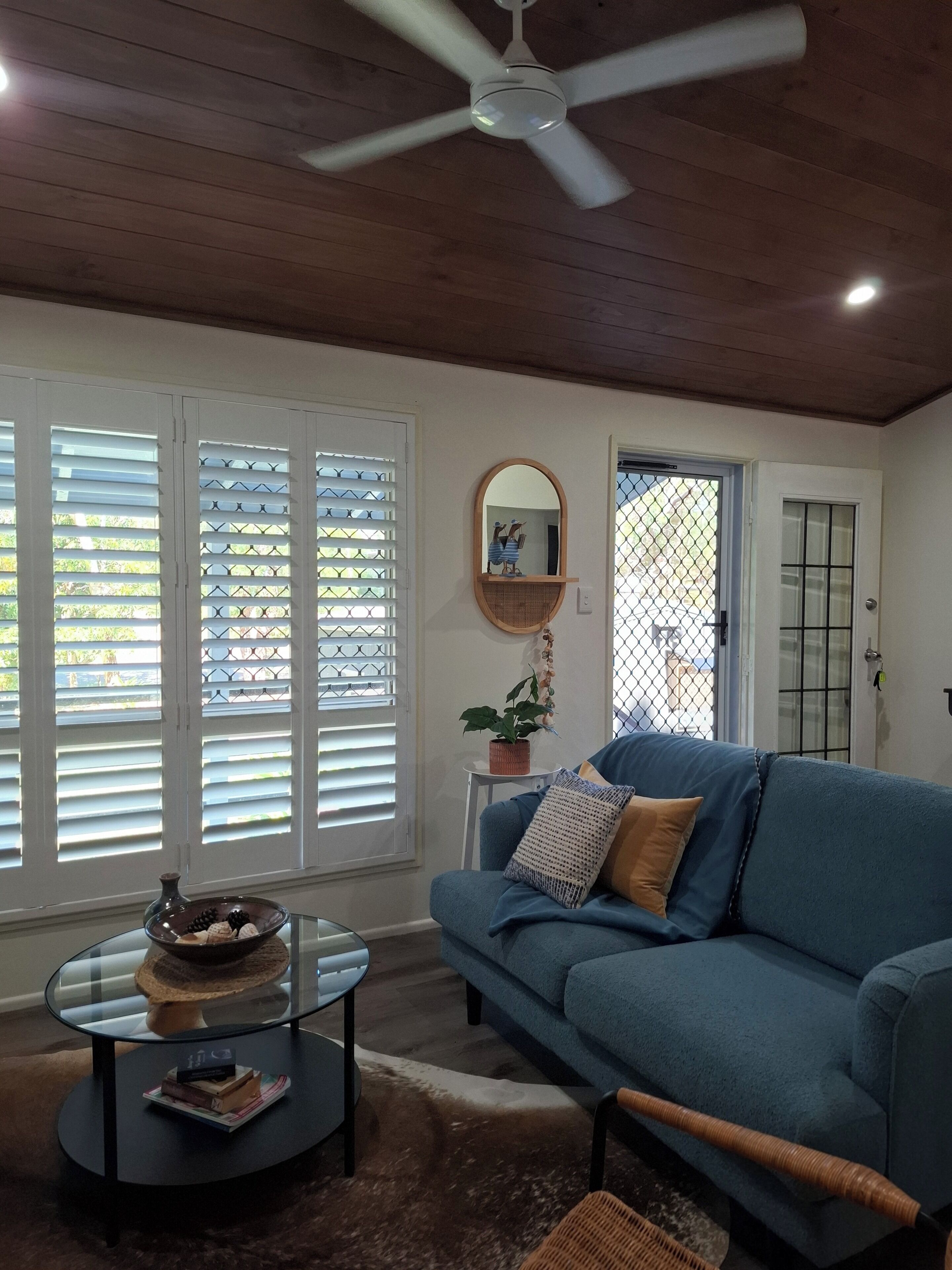 The sitting room seats 4. Ceiling fan & Aircon. 