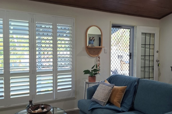 The sitting room seats 4. Ceiling fan & Aircon.