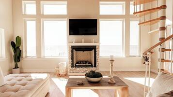 Televisor, llar de foc, llibres i oficines