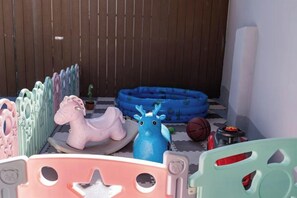 Un área de juegos infantiles con diversos juguetes y estructuras recreativas.