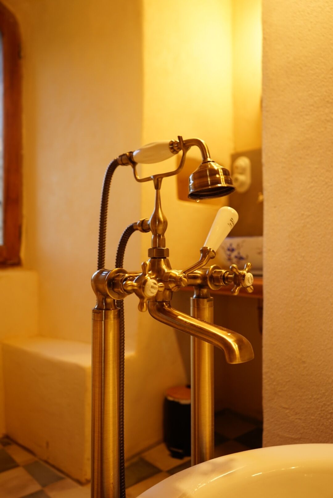 Un baño con ducha y lavamanos de estilo vintage.