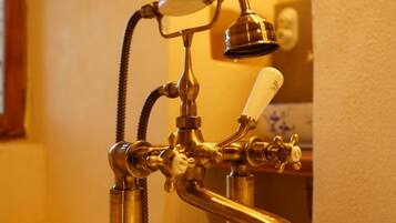 Un baño con ducha y lavamanos de estilo vintage.