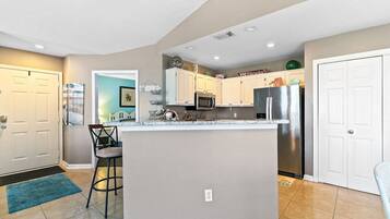 Een koelkast, een magnetron, een oven, een kookplaat