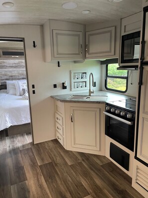 Køleskab, mikrobølgeovn, ovn, kogeplade