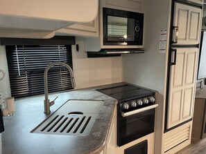 Geladeira, micro-ondas, fogão, cooktop