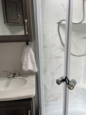 Secador de cabelo, toalhas de banho, sabonete, papel higiênico