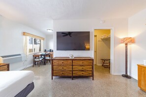 1 chambre, fer et planche à repasser, lit parapluie, Wi-Fi gratuit