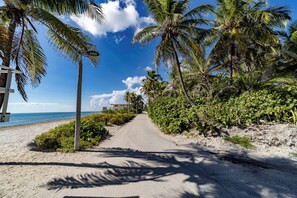 On the beach, sun-loungers, beach towels - Desoto By The Sea (Hollywood)