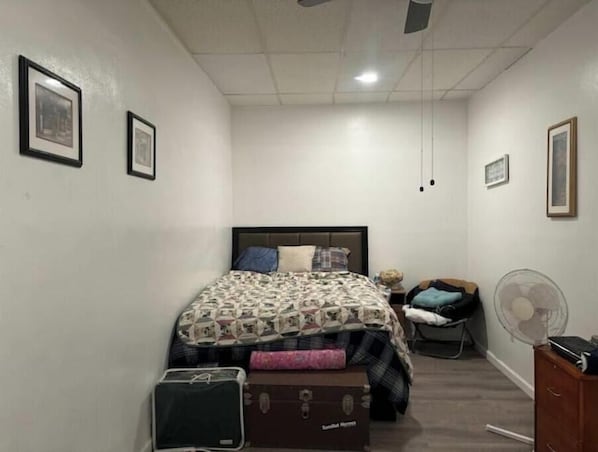 1 habitación, tabla de planchar con plancha, wifi y ropa de cama 