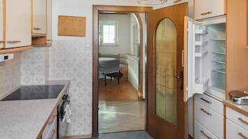 Fridge, stovetop, dishwasher