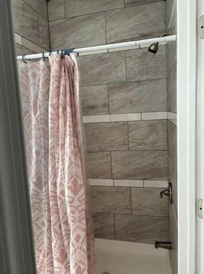 Haartrockner, Handtücher, Seife, Shampoo