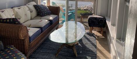 Smart-TV, Tischfußball, Bücher, Stereoanlage