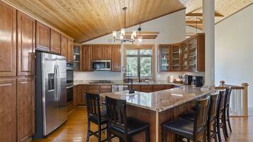 Køleskab, mikrobølgeovn, ovn, kogeplade