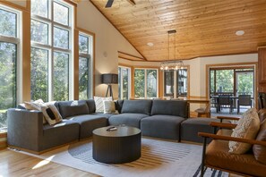 Una Smart TV, una chimenea