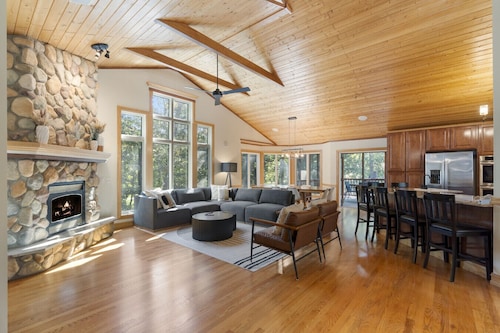 The Fairway Retreat: Spacious Family & Golf Getaway