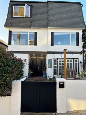 Exterior - NEW! Man Beach Sand Section Family/Executive charm (Manhattan Beach)