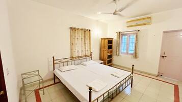 1 bedroom, bed sheets