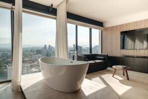 Interior - Departamento con Tina al Centro y Vista Panorámica (Ciudad de México)