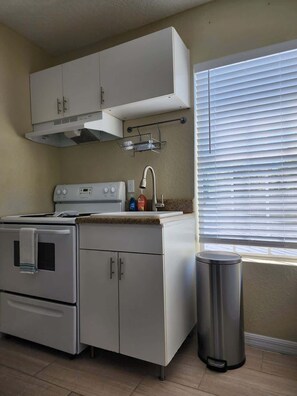 Fridge, microwave, oven, stovetop - Downtown Melbourne Getaway - Mins to the Beach (Melbourne)