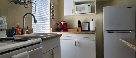 Réfrigérateur, four à micro-ondes, un four, surface de cuisson