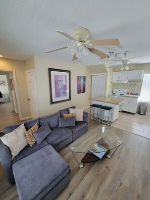 TV, offices - Downtown Melbourne Getaway - Mins to the Beach (Melbourne)