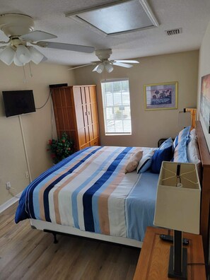 1 bedroom, iron/ironing board, travel cot, free WiFi - Downtown Melbourne Getaway - Mins to the Beach (Melbourne)