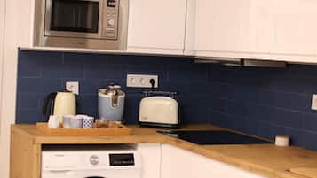 Een koelkast, een magnetron, een koffiezetapparaat/waterkoker