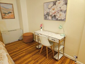 2 bedrooms, desk, free WiFi, bed sheets - Newly Renovated Hilo Lagoon 2 BD Condo-A/C, Pool (Hilo)