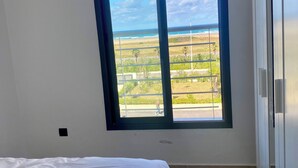 Room - Bel Appartement Moderne , Vue Océan Front de Mer, Plage, Nature, Détente (Tanger)