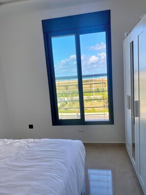 3 makuuhuonetta, työpöytä, silitysrauta/-lauta, vauvan matkasänky