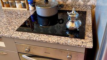 Geladeira, micro-ondas, fogão, cooktop