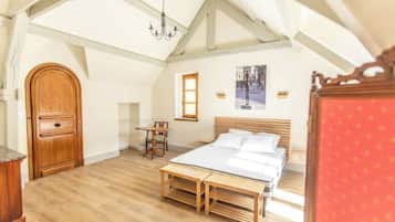 7 bedrooms, WiFi, bed sheets
