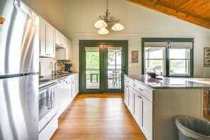 ثلاجة، ميكروويف، فرن، موقد طهي مسطح